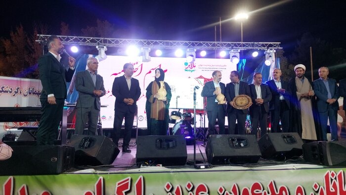 تمبر یادبود ششمین جشنواره مبل و منبت ملایر رونمایی شد