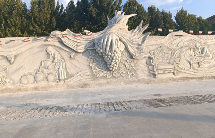 دیوارنگاره مبلومنبت و انگور؛ روایت هویت و اقتصاد ملایر