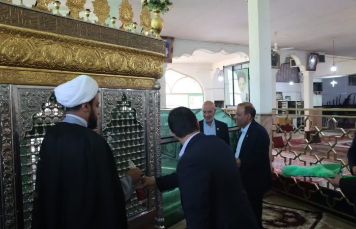 غبارروبی و عطرافشانی آستان مقدس امامزاده عبدالله(ع) با حضور فرماندار ویژه ملایر