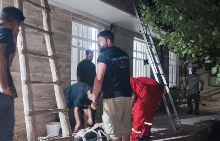 امدادگران هلالاحمر یک شهروند را از مرگ حتمی نجات دادند
